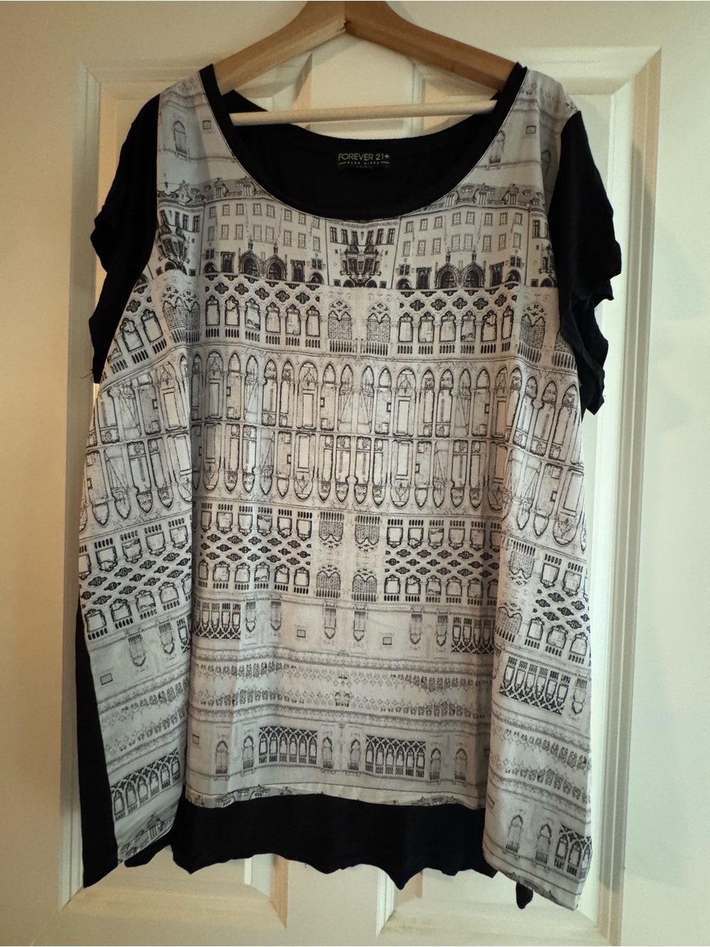Forever 21 Black & White Architectural Print Short Sleeve Tunic